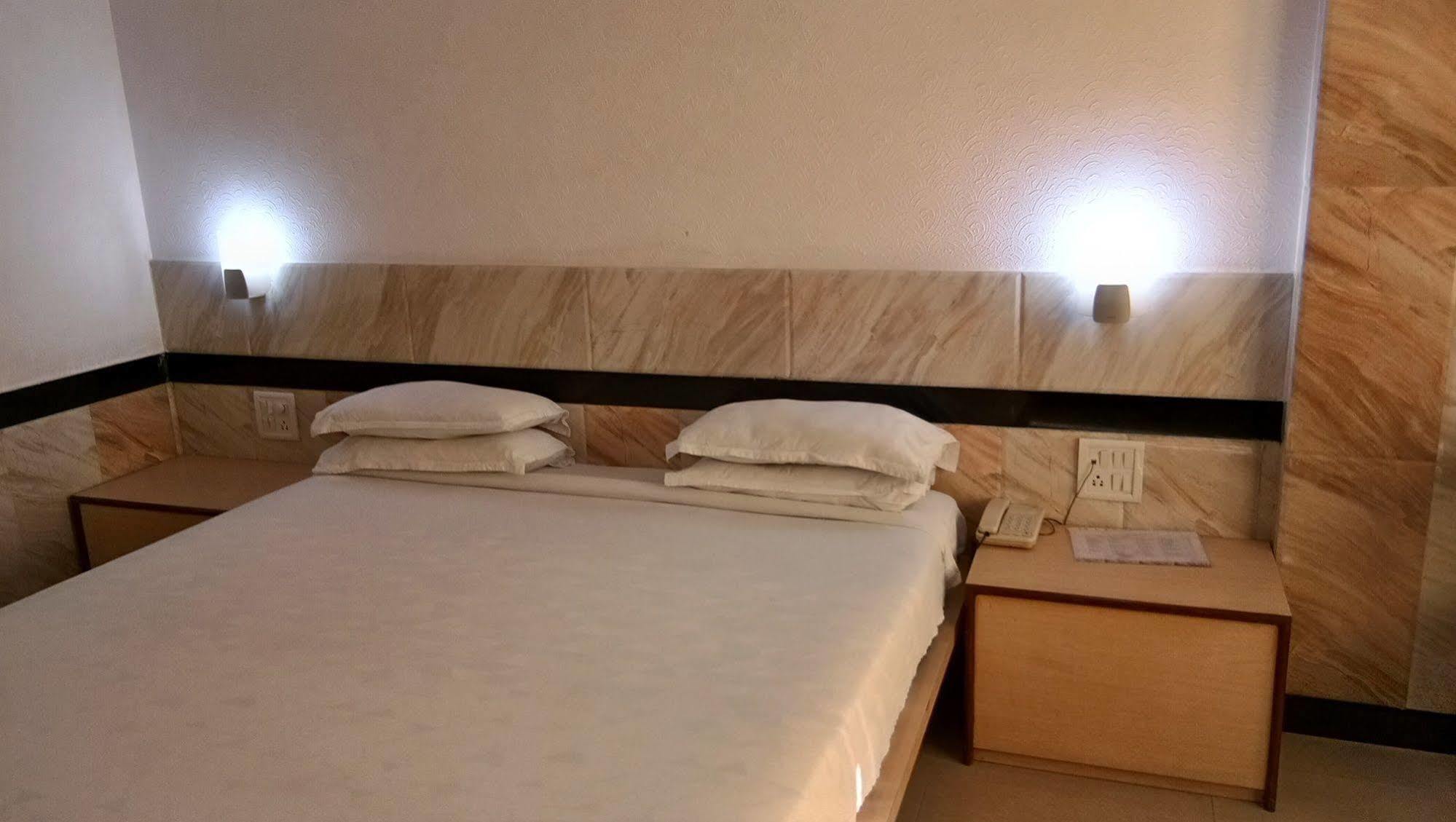 Hotel Arch Manor Deluxe Bhopal Exterior photo